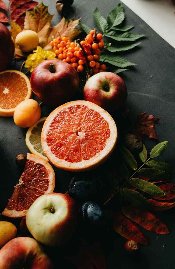 Tas me fruta të freskëta të prera në copa